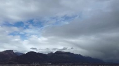 Yağmur yağmadan önce Grenoble dağları üzerinde hacimli bulutlar. Yüksek kalite 4k görüntü