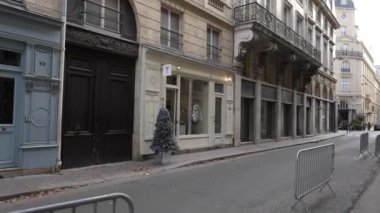 Paris, Fransa. Akşamları sokaklarda yürüyorum. Yüksek kalite 4k görüntü