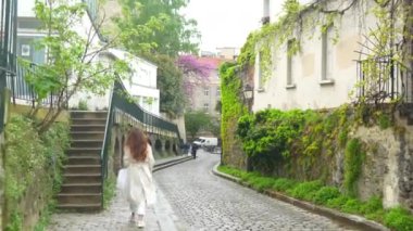 Paris, Fransa. Rue Montmartre 'da bir kız yürüyor. Yüksek kalite 4k görüntü