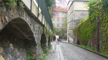 Paris, Fransa. Rue Montmartre 'da bir kız yürüyor. Yüksek kalite 4k görüntü