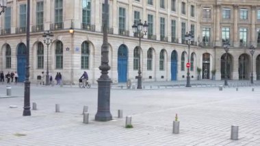Paris, France Place Vendome kızı etrafta dolaşıyor. Yüksek kalite 4k görüntü