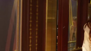 Kız çarlık asansörüne girer ve düğmeye basar. Yüksek kalite 4k görüntü