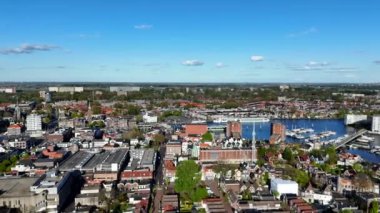 Zaandam, Hollanda. Bir İHA 'dan şehrin 360 derecelik görüntüsü. Yüksek kalite 4k görüntü