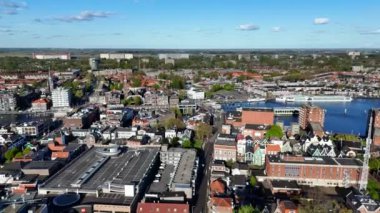 Zaandam, Hollanda. Bir İHA 'dan şehrin 360 derecelik görüntüsü. Yüksek kalite 4k görüntü