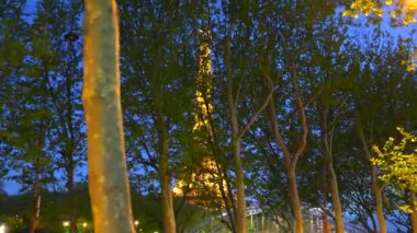 Paris, Fransa. New York Bulvarı 'ndan Eyfel Kulesi manzarası. Yüksek kalite 4k görüntü