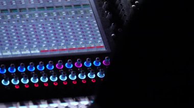 Bir ses mühendisi konser sırasında ses konsolunda çalışır. Yüksek kalite 4k görüntü