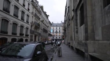 Paris, Fransa, şehrin sokaklarında yürümek. Yüksek kalite 4k görüntü