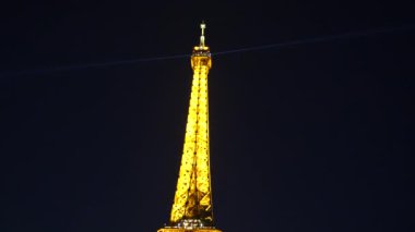 Paris, Fransa. New York Bulvarı akşam saatinden Eyfel Kulesi manzarası. Yüksek kalite 4k görüntü