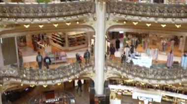 Galeriler Lafayette Paris Haussmann Ünlü Cam Coupole. Yüksek kalite 4k görüntü