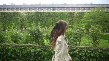 Paris, Fransa. Palais-Royal 'de bir kız yürüyor. Yüksek kalite 4k görüntü