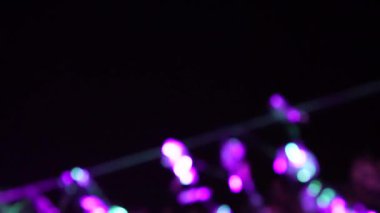 Açık havada farklı renklerde parıldayan renkli dekorasyonlar. Yüksek kalite 4k görüntü