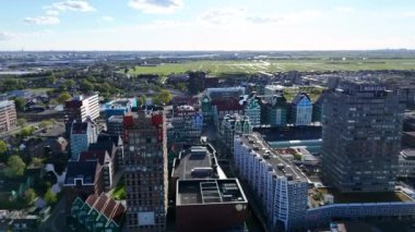 Zaandam, Hollanda. Bir İHA 'dan şehrin 360 derecelik görüntüsü. Yüksek kalite 4k görüntü