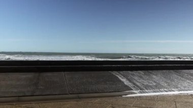 Grande Motte, Fransa 'da deniz dalgaları kayalara çarpıyor. Yüksek kalite 4k görüntü