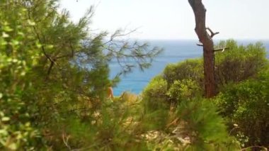 Bir kız deniz kıyısında bir çardağa giriyor. Yüksek kalite 4k görüntü