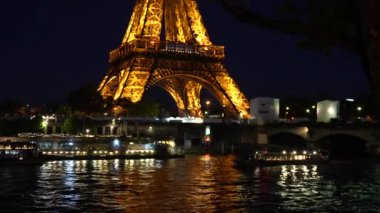 Paris, Fransa. New York Bulvarı akşam saatinden Eyfel Kulesi manzarası. Yüksek kalite 4k görüntü