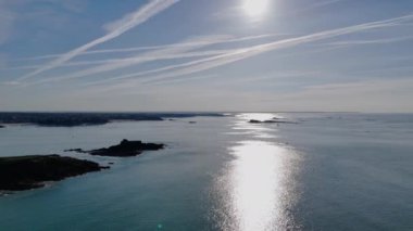 Saint Malo City, Fransa sahilde ve baharda uçuyor. Yüksek kalite 4k görüntü