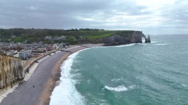 Etretat Porte dAval France Normandy Cliffs of Etretat Atlantic doğal kemer 4k drone görüntüsü. Yüksek kalite 4k görüntü