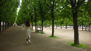 Paris, Fransa. Palais-Royal 'de bir kız yürüyor. Yüksek kalite 4k görüntü