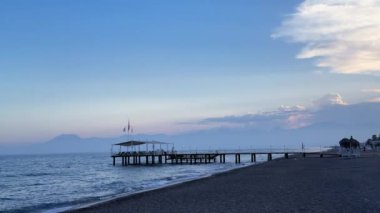 Hindi, Antalya. Kumsalda gün batımı, güzel gökyüzü ve sakin deniz. Yüksek kalite 4k görüntü