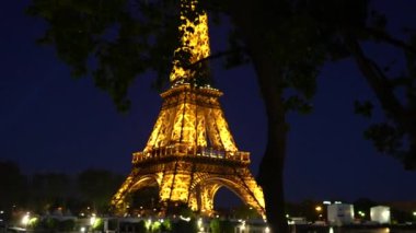 Paris, Fransa. New York Bulvarı akşam saatinden Eyfel Kulesi manzarası. Yüksek kalite 4k görüntü