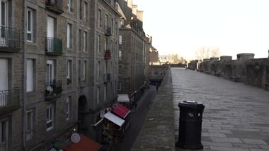 Saint-Malo, Fransa. Şehrin avluları ve mimarisi. Yüksek kalite 4k görüntü