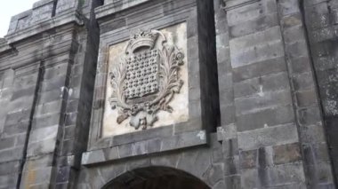 Saint-Malo, Fransa. Eski kasabaya açılan kapı ve şehir arması. Yüksek kalite 4k görüntü