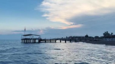 Hindi, Antalya. Kumsalda gün batımı, güzel gökyüzü ve sakin deniz. Yüksek kalite 4k görüntü