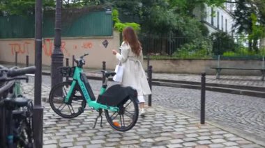 Paris, Fransa. Rue Montmartre 'da bir kız yürüyor. Yüksek kalite 4k görüntü