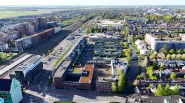 Zaandam, Hollanda. Bir İHA 'dan şehrin 360 derecelik görüntüsü. Yüksek kalite 4k görüntü