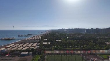 Türk otelleri üzerinde uçuş. Gün batımında mimarlık ve plajlar. Yüksek kalite 4k görüntü