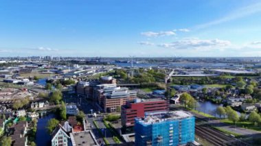 Zaandam, Hollanda. Bir İHA 'dan şehrin 360 derecelik görüntüsü. Yüksek kalite 4k görüntü