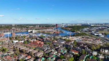 Zaandam, Hollanda. Bir İHA 'dan şehrin 360 derecelik görüntüsü. Yüksek kalite 4k görüntü