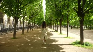 Paris, Fransa. Palais-Royal 'de bir kız yürüyor. Yüksek kalite 4k görüntü
