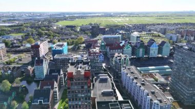 Zaandam, Hollanda. Bir İHA 'dan şehrin 360 derecelik görüntüsü. Yüksek kalite 4k görüntü
