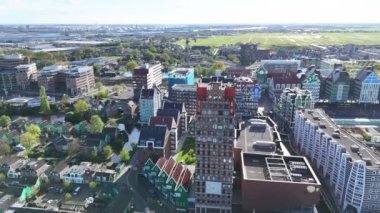 Zaandam, Hollanda. Bir İHA 'dan şehrin 360 derecelik görüntüsü. Yüksek kalite 4k görüntü