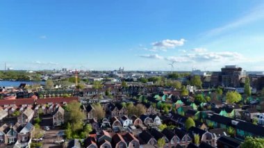 Zaandam, Hollanda. Bir İHA 'dan şehrin 360 derecelik görüntüsü. Yüksek kalite 4k görüntü