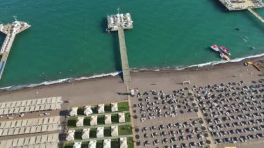 Akdeniz kıyısında bir Türk otelinde kalıyor. Yüksek kalite 4k görüntü