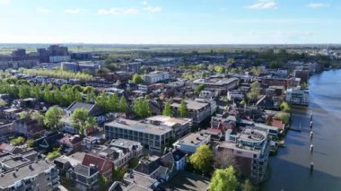 Zaandam, Hollanda. Bir İHA 'dan şehrin 360 derecelik görüntüsü. Yüksek kalite 4k görüntü