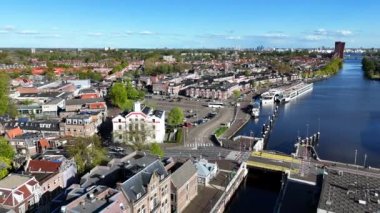 Zaandam, Hollanda. Bir İHA 'dan şehrin 360 derecelik görüntüsü. Yüksek kalite 4k görüntü