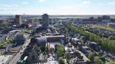 Zaandam, Hollanda. Bir İHA 'dan şehrin 360 derecelik görüntüsü. Yüksek kalite 4k görüntü