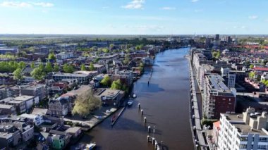 Zaandam, Hollanda. Bir İHA 'dan şehrin 360 derecelik görüntüsü. Yüksek kalite 4k görüntü