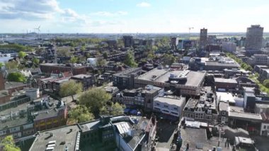 Zaandam, Hollanda. Bir İHA 'dan şehrin 360 derecelik görüntüsü. Yüksek kalite 4k görüntü