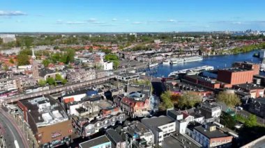 Zaandam, Hollanda. Bir İHA 'dan şehrin 360 derecelik görüntüsü. Yüksek kalite 4k görüntü