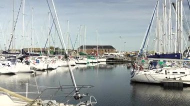 Saint Malo, Fransa 'da rıhtıma demirlemiş bir yat. Yüksek kalite 4k görüntü