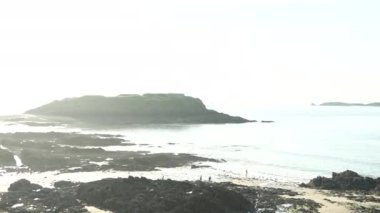 Saint-Malo, Fransa. Gün batımında okyanus manzarası. Yüksek kalite 4k görüntü