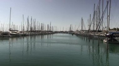 Yatlar körfeze demirlemişti. Grand Motte Fransa. Yüksek kalite 4k görüntü