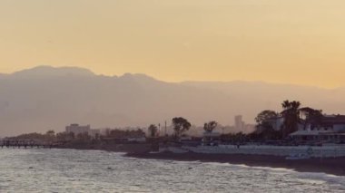 Hindi, Antalya. Kumsal, parlak altın gün batımı. Yüksek kalite 4k görüntü