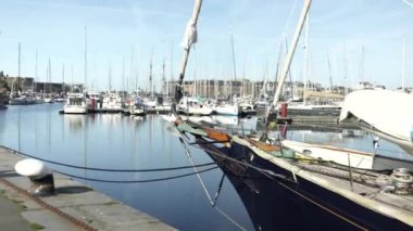 Saint Malo, Fransa 'da rıhtıma demirlemiş bir yat. Yüksek kalite 4k görüntü