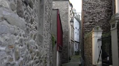 Saint-Malo, Fransa. Şehrin avluları ve mimarisi. Yüksek kalite 4k görüntü
