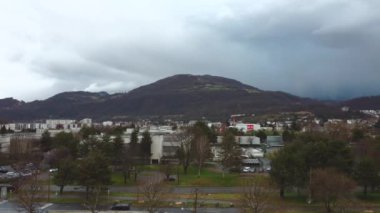 Grenoble, Fransa 'daki ulaşım bağlantılarının kuş bakışı görüntüsü. Yüksek kalite 4k görüntü